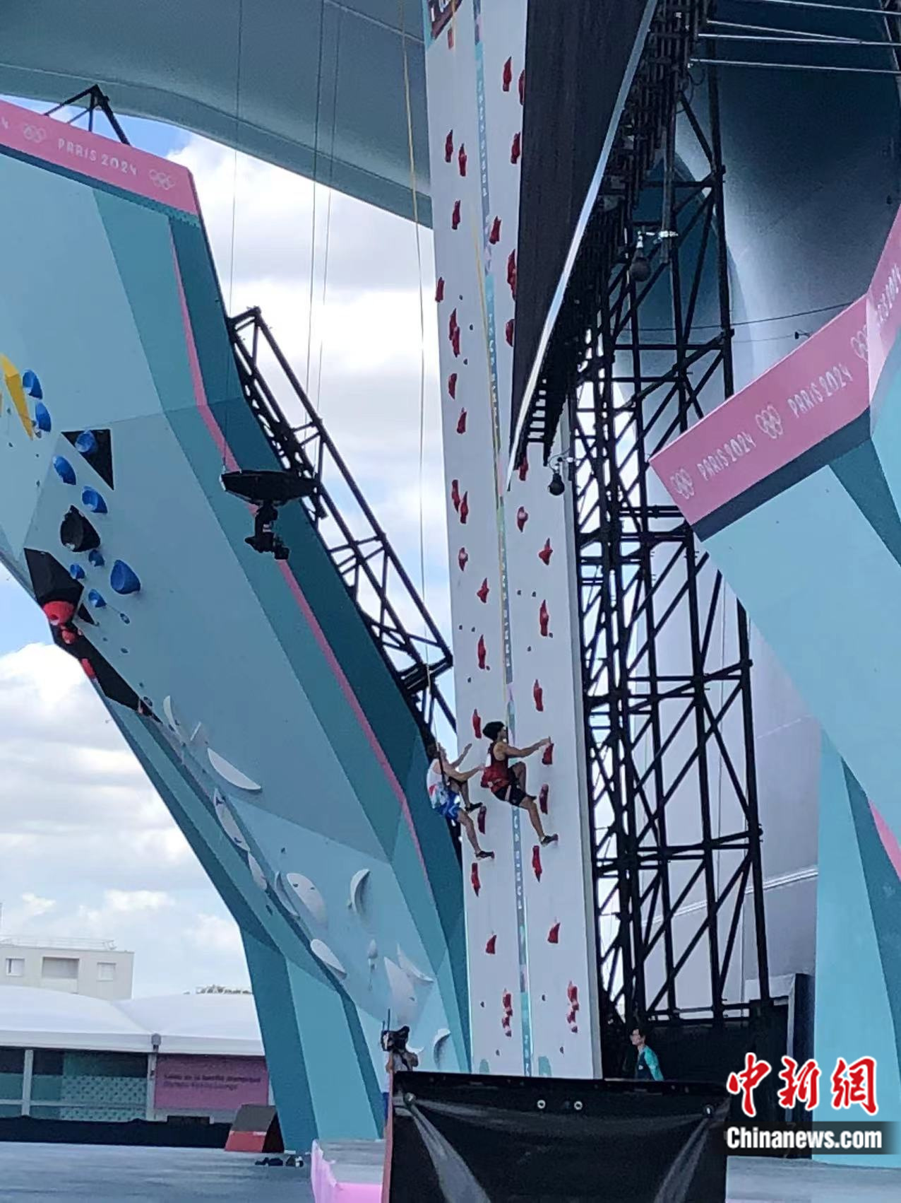 伍鹏在巴黎奥运速度攀岩赛中以毫厘之差晋级半