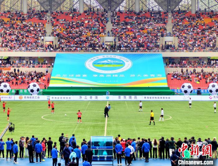 前国脚范志毅亲自为青超联赛揭幕开球，西宁夏