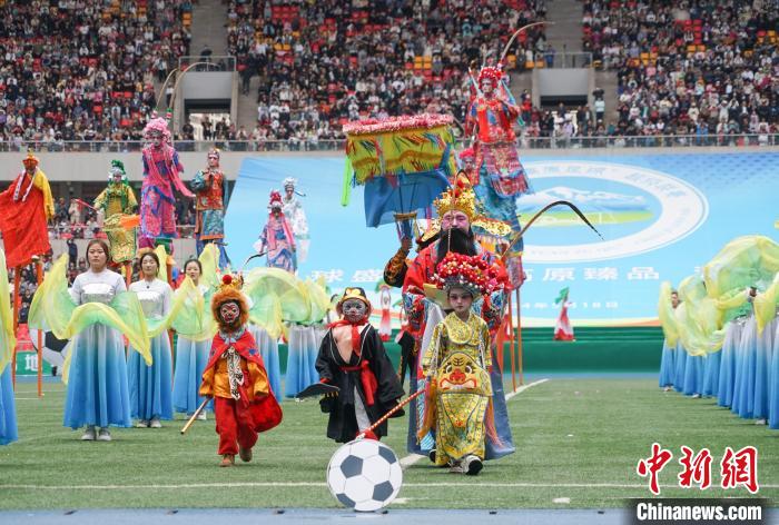 前国脚范志毅亲自为青超联赛揭幕开球，西宁夏