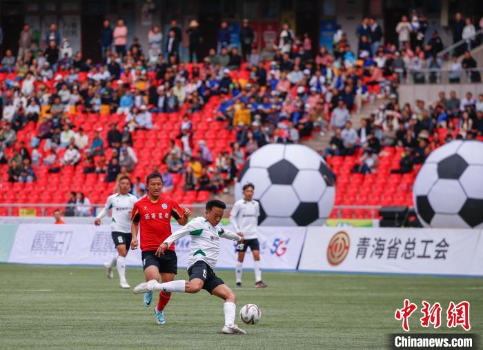 前国脚范志毅亲自为青超联赛揭幕开球，西宁夏