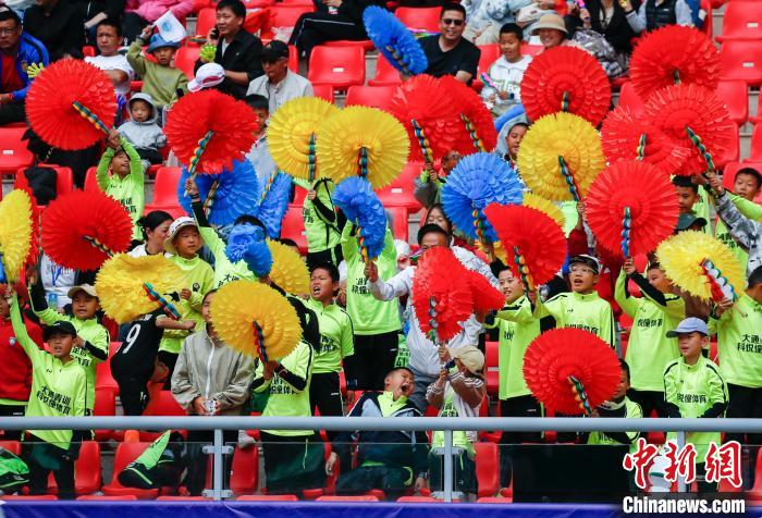 前国脚范志毅亲自为青超联赛揭幕开球，西宁夏