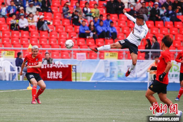 前国脚范志毅亲自为青超联赛揭幕开球，西宁夏