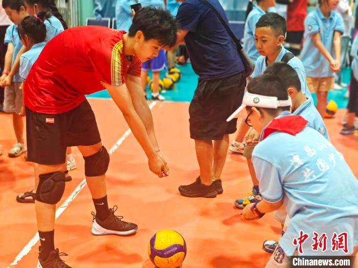 津昌共绘民族同心圆夏令营走进天津女排训练基