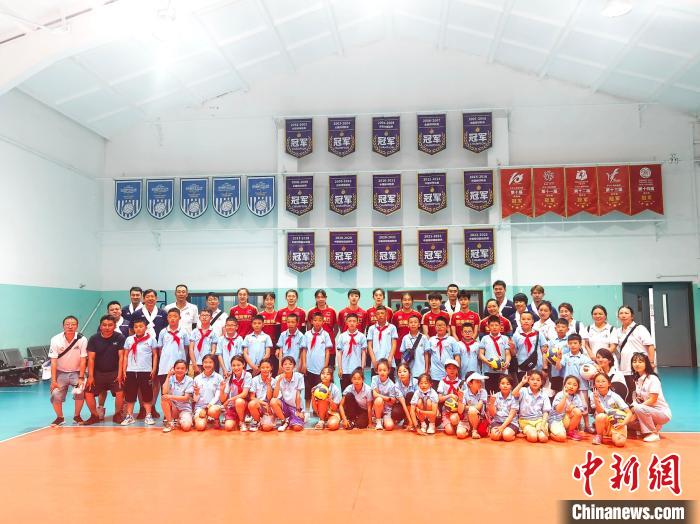 津昌共绘民族同心圆夏令营走进天津女排训练基