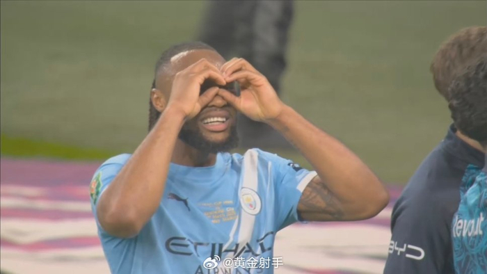 曼城时隔多年重夺英超冠军 瓜迪奥拉率队登顶联