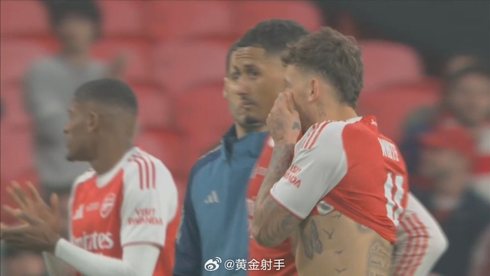 曼城时隔多年重夺英超冠军 瓜迪奥拉率队登顶联