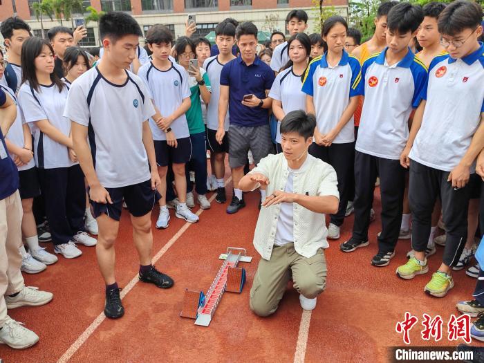 苏炳添设立训练基地培养青少年田径新星
