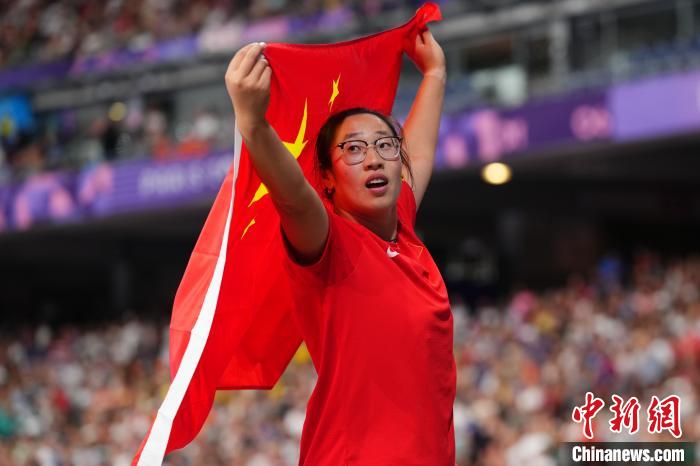 铁饼名将冯彬巴黎奥运摘银：枕头、十字绣与金